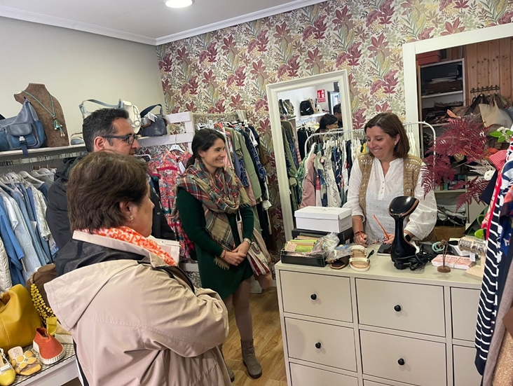 Luanco arranca la fase de formación del programa Comercio Verde Asturias con una visita institucional a sus comercios participantes 1 Formación programa Comercio Verde Asturias en el comercio de Luanco