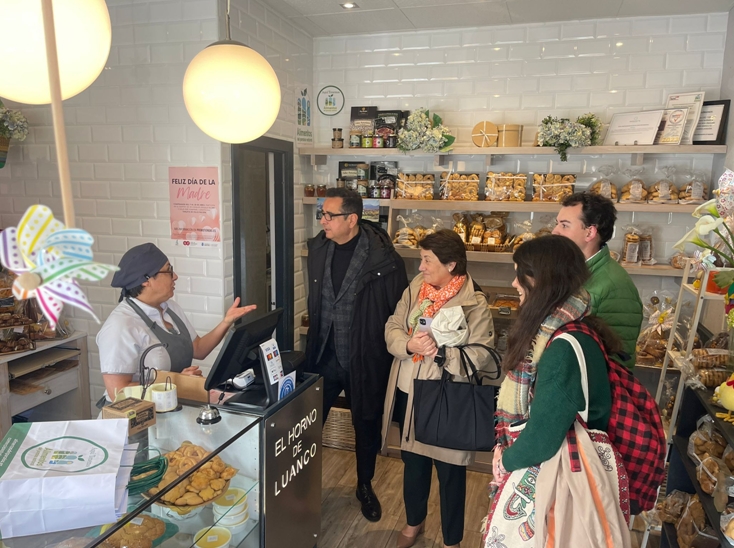 Luanco arranca la fase de formación del programa Comercio Verde Asturias con una visita institucional a sus comercios participantes 2 Visita institucional Luanco Comercio Verde Asturias 2