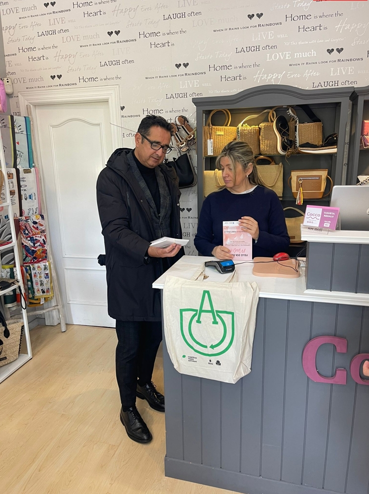 Luanco arranca la fase de formación del programa Comercio Verde Asturias con una visita institucional a sus comercios participantes 4 Visita institucional Luanco Comercio Verde Asturias 4